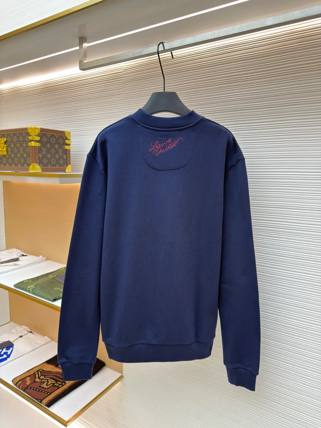 LOUISVUITTON pearlescent yarn Zhangzi sweatshirt ●Original version: purchased and developed for 10800 ●Item number: 1680727-A85 ●Fabric: double-ply large terry bottom sweatshirt fabric ●Technology: knitting ●Version: fitted version ●Weight: about 590 grams ●Size: XS-S-M-L ●Description: The fabric is made of cotton 32s double-ply large terry bottom sweatshirt fabric, matched with 26s double yarn 1*1 horizontal machine weaving thread, the front chapter is embroidered with a domestic high-speed embroidery machine, and the mesh bottom is padded with three layers of hot water sol material on top. Gold and silver thread + mercerized thread, the outer ring of the chapter adopts the Great Wall stitch method, and the inner part adopts the sun stitch method. The number of embroidery needles in the entire chapter reaches 150,000. The dense stacking of stitches is used to create a three-dimensional effect. The back panel is embroidered with three-dimensional flat embroidery with mercerized thread. The overall wiring is straight and delicate, the fabric is comfortable and soft, and the color is consistent without color difference. It can be matched with the same style to create a fashionable look and control various occasions. Customized accessories, complete with three standards, same style for men and women!
